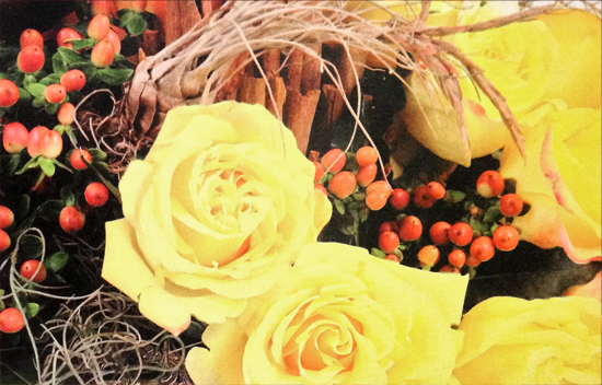 Arreglo-floral-mesa-centro-rosas-amarillas-uvas-detalle
