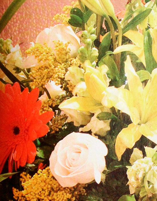 Arreglo-floral-rosas-blancas-proteas-delicado-detalle