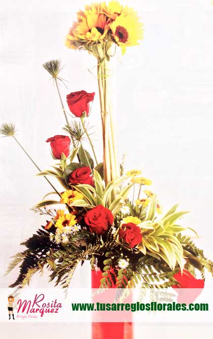 Arreglo-floral-exotico-con-girasoles-margaritas-rosas-rojas