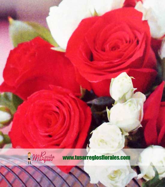 decoracion-con-rosas-rojas-y-blancos-mini